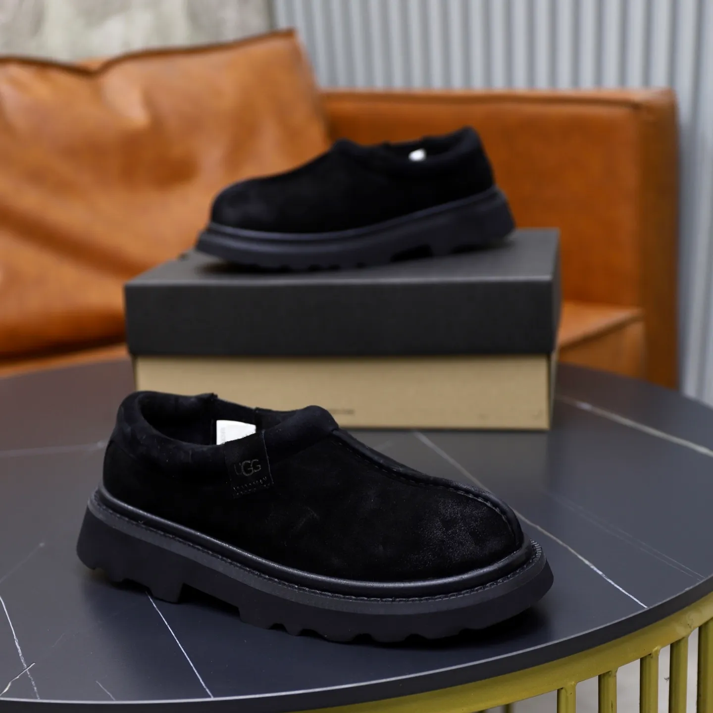 Ex-factory price: 580💰Thick wool imported from Australia Brand: UGG genuine purchasing agent Size: 39-45 Grade: Official website 1:1 Material: First layer of genuine leather waterproof and antifreeze upper Real wool lining Original non-slip soft wear-resistant outsole Style category: Men's casual shoes Trendy style Comfortable on the feet Color: Official website color synchronization